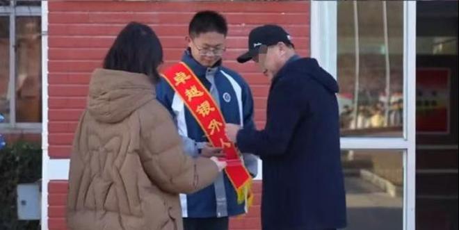 生后续来了！网友表示：这嘉奖是不是低了麻将胡了试玩平台地震中高中生背起同学逃