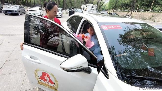 业致敬白衣天使凝聚社会温情麻将胡了试玩平台沈阳爱心企(图2)